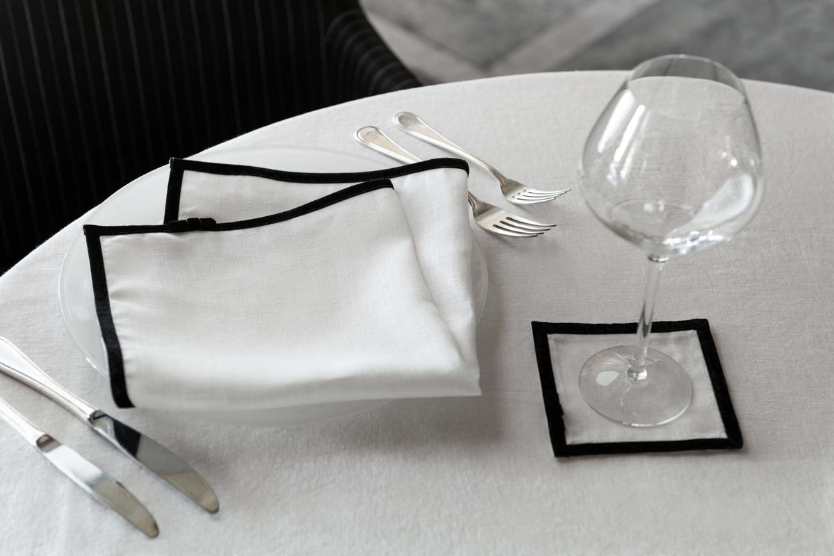 Linneverkets specialutgåva "Home Couture". Vita produkter med svart sammetsband.